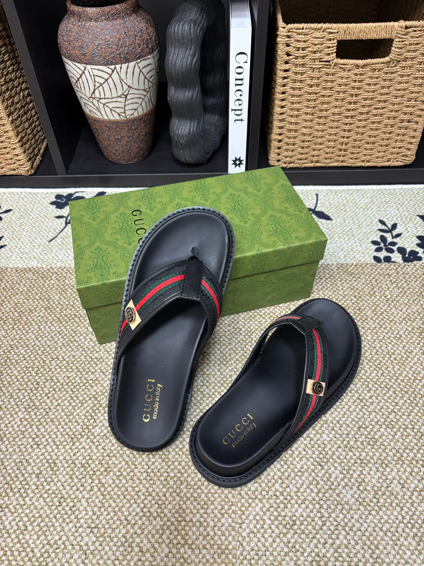 Factory 💰 300 yuan Gucci slippers] high-end men's shoes brand official website 1:1 latest masterpiece: original mold customization, the fabric is made of imported original materials, upgraded outsole, lighter and non-slip. The market's top quality, simple yet tasteful, a must-have for fashionistas, fashionable at your feet, full of confidence, the same style at the counter 👍The season of summer slippers is here. Code: 38-45 (45 customized)